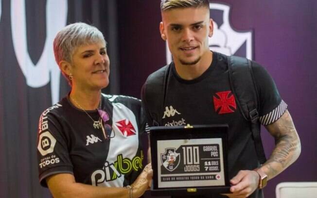 Silvana, mãe de Gabriel Pec, entrega placa em homenagem aos 100 jogos do atacante com a camisa do Vasco