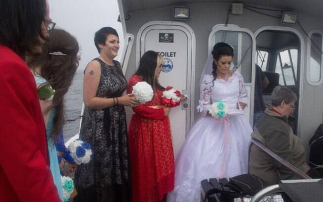 O casamento de Amanda aconteceu em um barco e contou com a participação de familiares e amigos