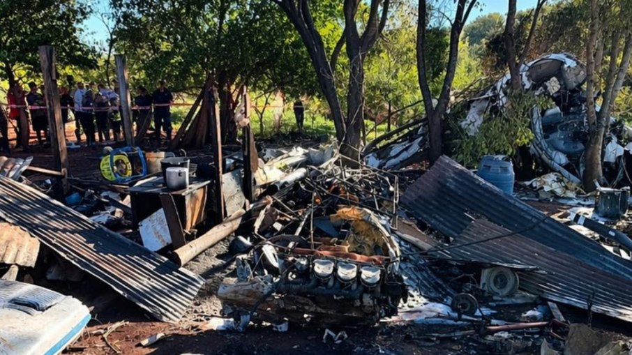 Avião de pequeno porte ficou destruído após cair em área rural de Minga Guazú, no Paraguai