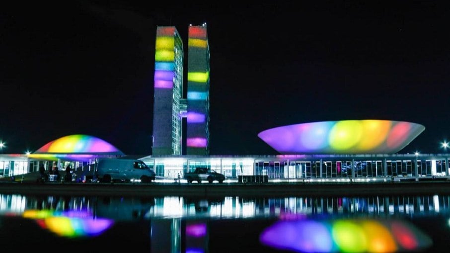 O Congresso Nacional iluminado com as cores do arco-íris, símbolo do movimento LGBT+