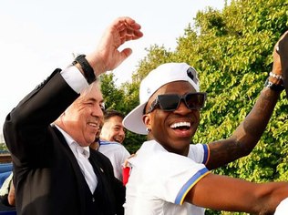 Vini e Ancelotti conquistaram duas Champions League juntos Vini e Ancelotti conquistaram duas Champions League juntos
