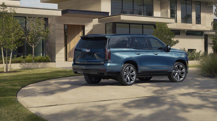 Escalade ocupa o topo da linha de SUVs da Cadillac e compartilha base com outros utilitários grandes da GM