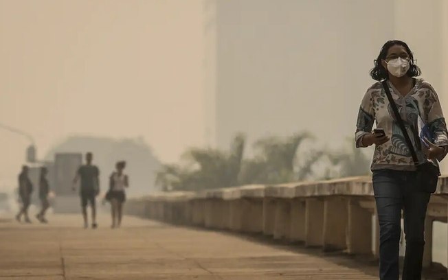 Fumaça de queimadas de outras regiões encobre céu de Brasília neste domingo (25)