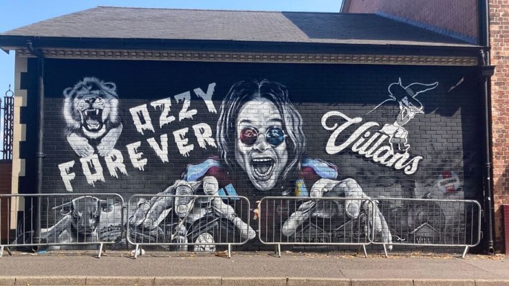 Ozzy%20homenageado%20em%20mural%20e%20tocado%20na%20estreia%20do%20Aston%20Villa