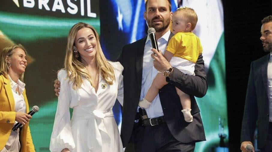 Eduardo Bolsonaro, Heloísa Bolsonaro e filha do casal