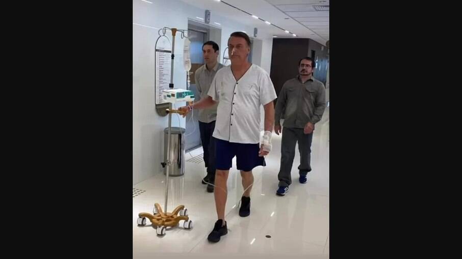 Jair Bolsonaro (PL) caminhando em hospital