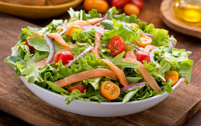 5 saladas ricas em proteínas para aumentar a massa muscular