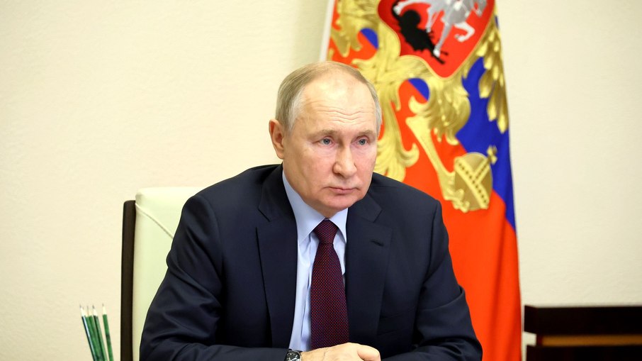 Presidente da Rússia, Vladimir Putin, em reunião por videoconferência com membros do governo