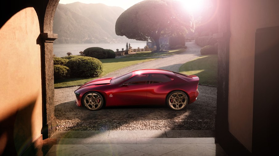 Com 4,70 metros de comprimento e apenas 1,33 metro de altura, o Alfa Romeo Cuorerosso apresenta proporções de um gran turismo de quatro lugares.