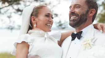 Jennifer Lopez exibe aliança de casamento após rumores