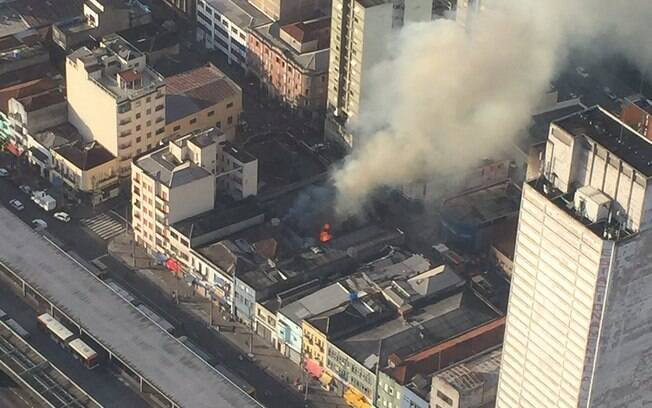 Região da Vinte e Cinco de Março está bloqueada por conta de incêndio em um edifício residencial
