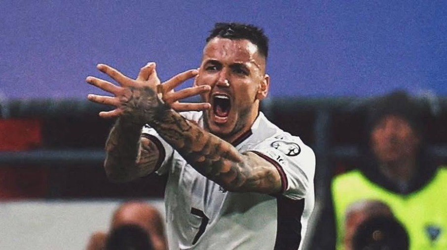 Istvan Kovacs faz comemoração proibida na vitória da Albânia sobre a Sérvia Istvan Kovacs faz comemoração proibida na vitória da Albânia sobre a Sérvia