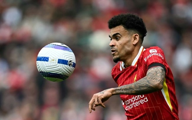 O atacante colombiano Luis Diaz domina a bola durante a vitória do Liverpool sobre o West Ham na Premier League, em Liverpool, no dia 13 de abril de 2025. O atacante colombiano Luis Diaz domina a bola durante a vitória do Liverpool sobre o West Ham na Premier League, em Liverpool, no dia 13 de abril de 2025.