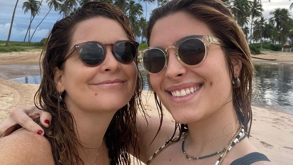 Claudia Abreu publica foto com a fiçha, Maria Maud, e internautas admiram semelhança