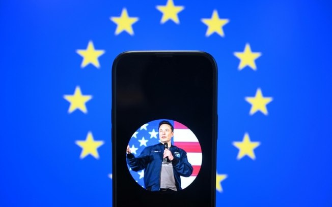 Um retrato do magnata Elon Musk, com uma bandeira da União Europeia ao fundo, em uma imagem tirada em Bruxelas em 7 de janeiro de 2025