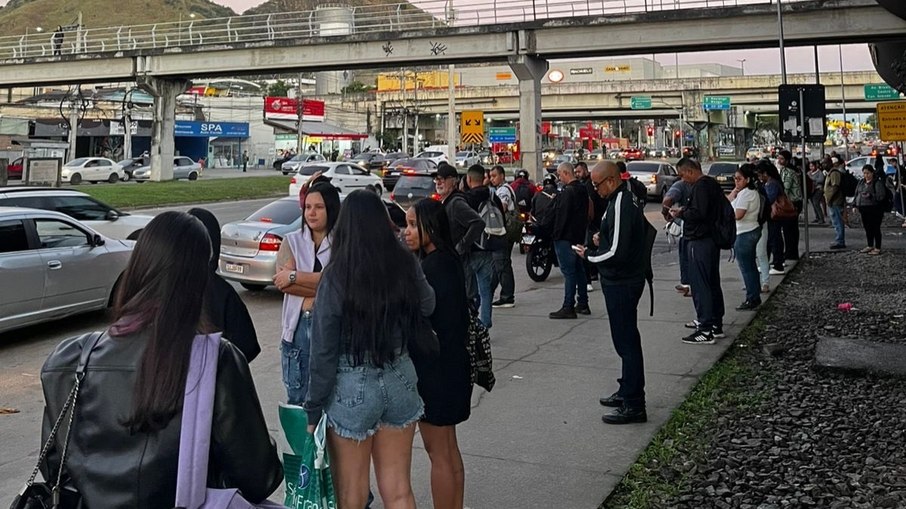 Pontos de ônibus lotados após greve dos rodoviários no Rio de Janeiro Pontos de ônibus lotados após greve dos rodoviários no Rio de Janeiro