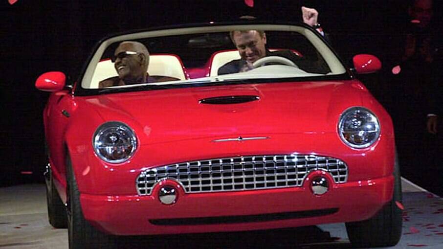 Ford Thunderbird 2002 com o então chefe de design da Ford, J.Mays, ao volante e Ray Charles como passageiro