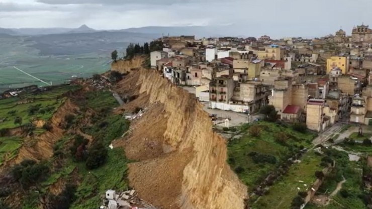 VÍDEO: desabamento deixa casas próximas ao abismo na Itália