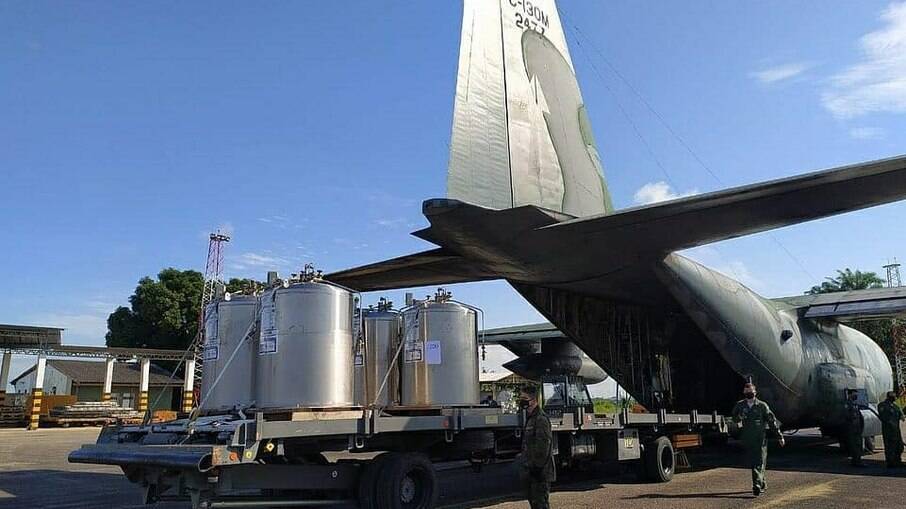 Aviões da FAB tiveram que transportar galões de oxigênio para suprir hospitais do Amazonas