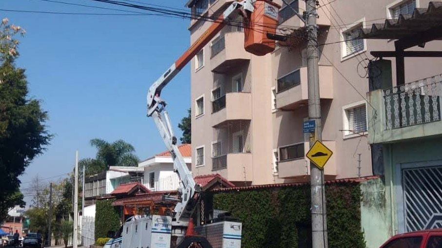 Desde março já foram feitas mais 38 mil modernizações por toda a cidade por meio do programa Ilumina Guarulhos. Desde março já foram feitas mais 38 mil modernizações por toda a cidade por meio do programa Ilumina Guarulhos.