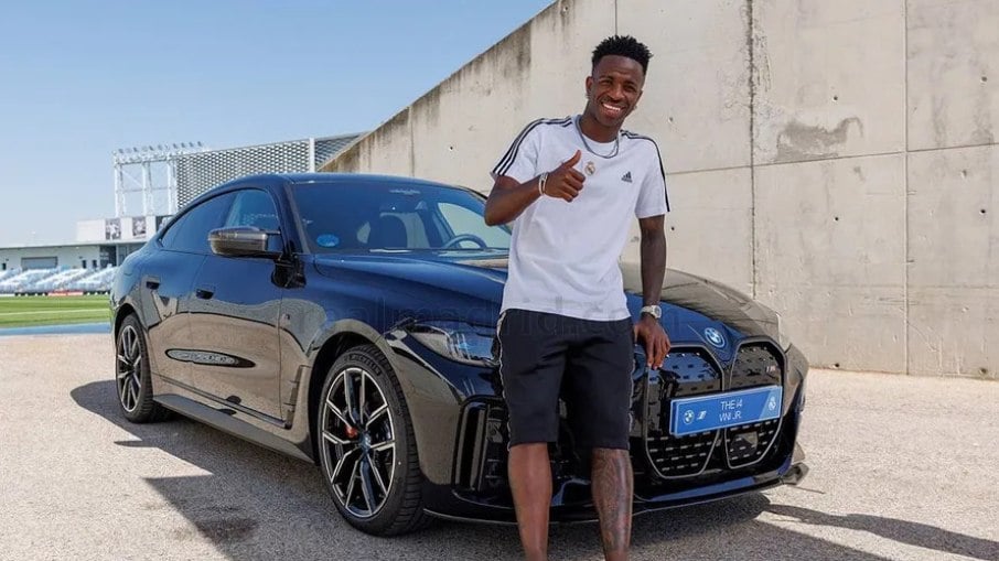 Vinicius Jr também não dirige, mas levou garantiu um BMW i4