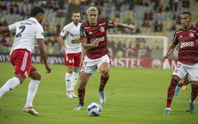 Pedro comenta desejo de ir à Copa e 'momento delicado' no Flamengo