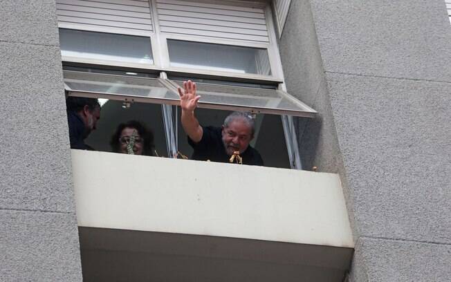 O ex-presidente da República acena para militantes na sede do PT em São Paulo, nesta sexta-feira