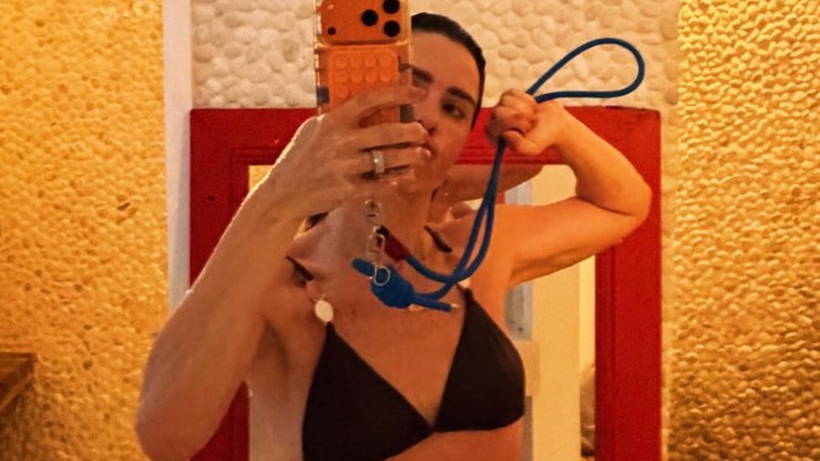 Carolina%20Dieckmmann%20ostenta%20barriga%20definida%20em%20foto%20de%20biqu%C3%ADni