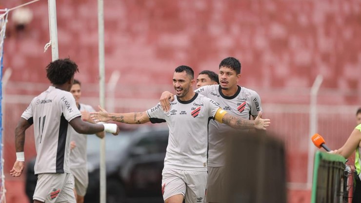 Athletico libera jogador ex-Vasco para acertar com novo clube