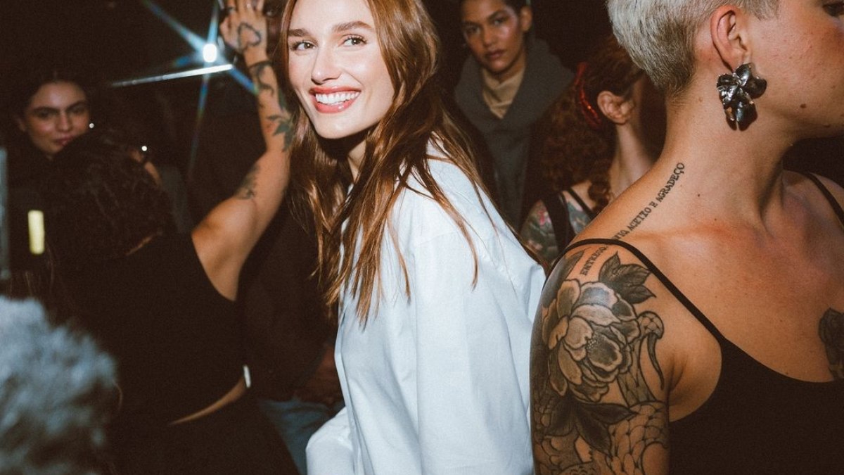 Sasha Meneghel sorridente em dia de lançamento de sua marca de roupas