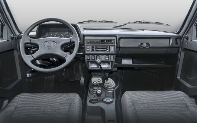Bem característico de um jipe off-road, o interior do Lada Niva está longe de qualquer tecnologia moderna