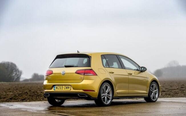 Combinação da cor amarelada com as rodas pintadas de cinza grafite estão entre os itens do VW Golf R-Line Edition