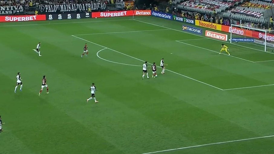 Lance polêmico entre Arrascaeta e Samuel Lino, em Corinthians x Flamengo Lance polêmico entre Arrascaeta e Samuel Lino, em Corinthians x Flamengo