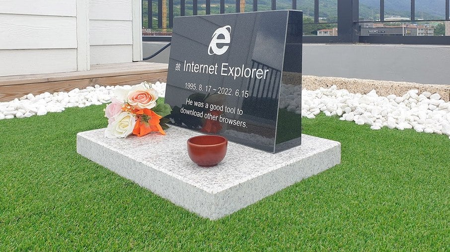 Lápide dedicada ao Internet Explorer