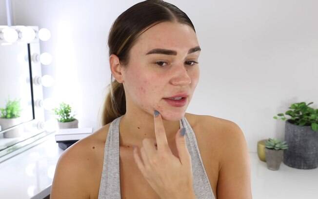 Atriz ensina tutorial perfeito para disfarçar acne com ajuda de