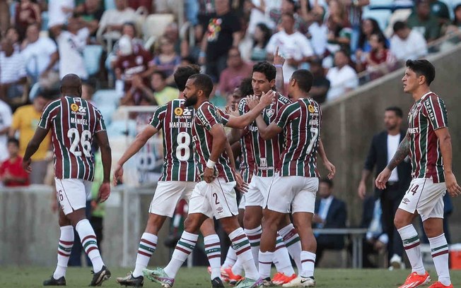 Marquinhos busca superar marcação cruz-maltina durante ataque tricolor