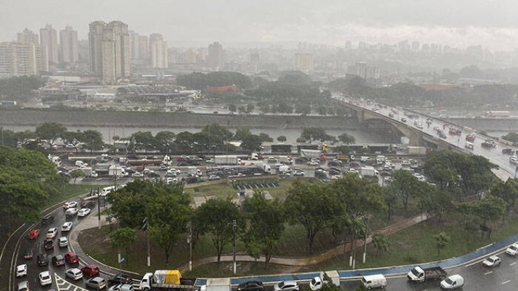 Frente fria traz chuva e vento forte para SP, alerta Defesa Civil