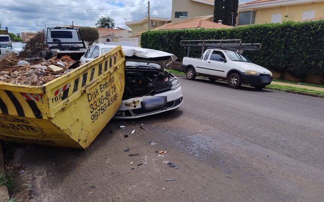 Motorista passa mal e bate em caçamba na Vila Harmonia, em Araraquara