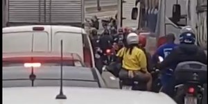 Tiroteio fecha Av. Brasil, após ação contra roubo de cargas no RJ
