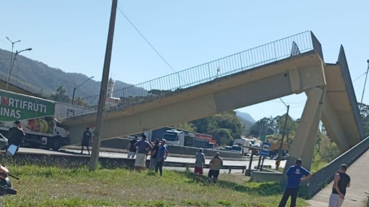 Retirada de passarela vira operação delicada na Fernão Dias