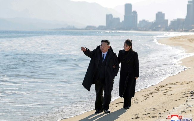 O líder norte-coreano Kim Jong Un visitou um projeto de turismo de praia na cidade de Wonsan com sua filha, Ju Ae, em 29 de dezembro de 2024