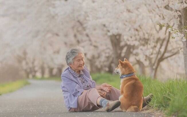 Foto mostra a relação da avó de Yasuto com seu cachorro