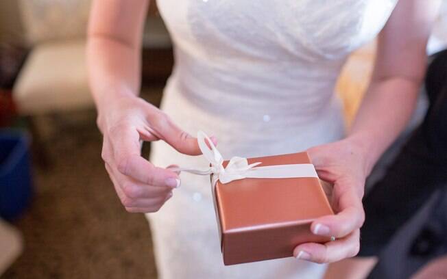 Após reclamar do valor do presente de casamento recebido de uma convidada, noiva é criticada por usuários na web