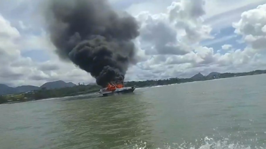 Lancha pega fogo em praia de Guarapari. Lancha pega fogo em praia de Guarapari.