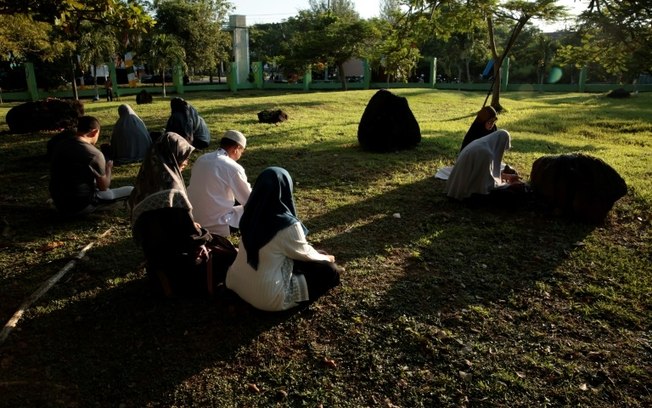 Mourners offer prayers as they gather at the Ulee Lheue mass grave, one of the two major mass Cerimônia na sepultura coletiva de Ulee Lheue, em Banda Aceh, Indonésia, um dos dois locais em que foram sepultadas vítimas do tsunami que varreu a costa do oceano Índico há 20 anos, em 26 de dezembro de 2024