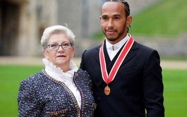 Prazer, Sir Lewis Hamilton: piloto britânico da F1 recebe honraria de cavaleiro na Inglaterra