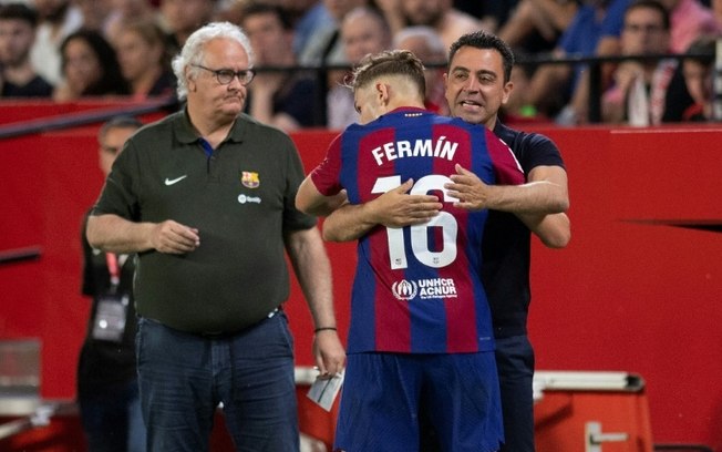 Fermín López abraça o técnico Xavi Hernández na vitória do Barcelona sobre o Sevilla por 2 a 1 neste domingo, pelo Campeonato Espanhol