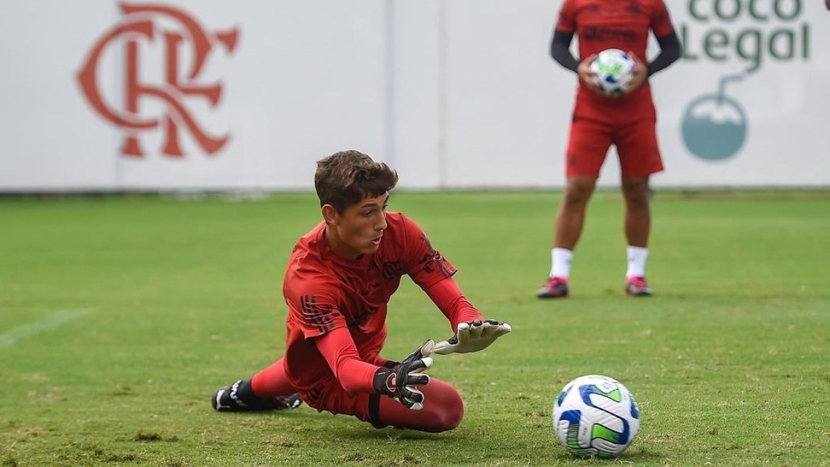 Leo Nannetti treinou com os profissionais recentemente