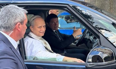 Papa Leão XIV escolhe carro híbrido