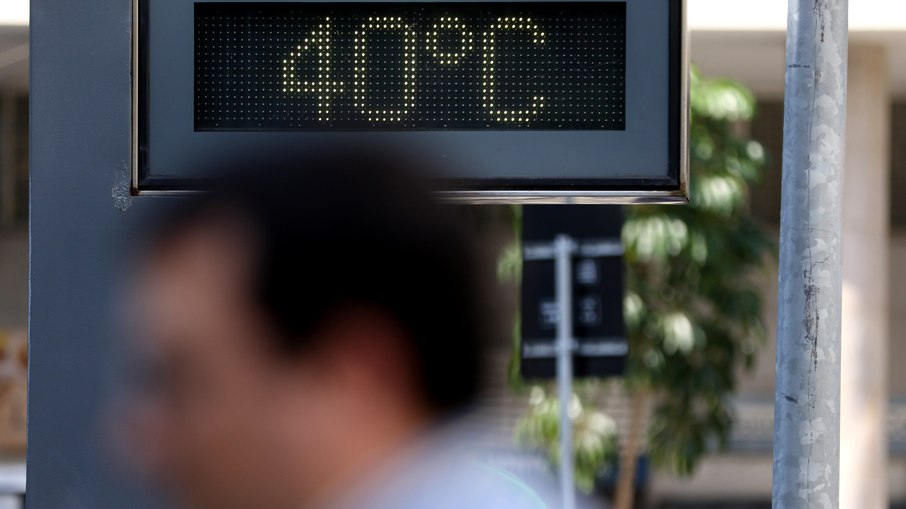 Cariocas se refrescam na praia do Leme em meio a forte onda de calor